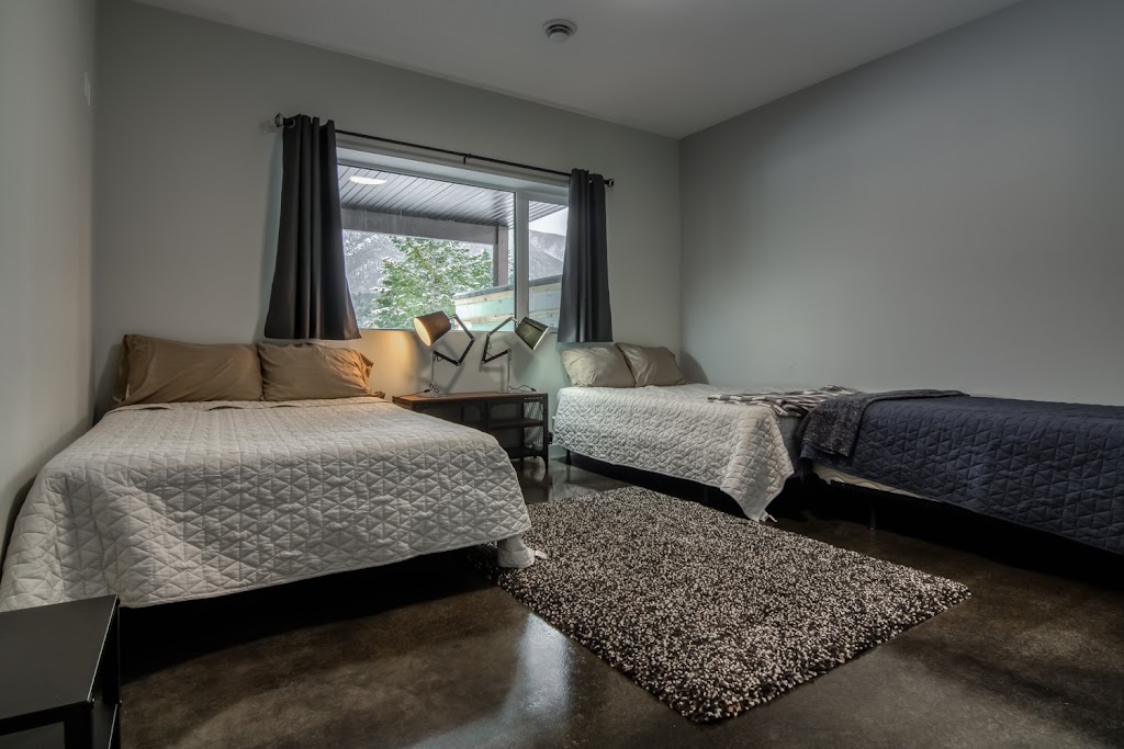 Bears Den | 5067 Armstrong Rd, Invermere, BC V0A 1K2, Canada | Phone: (780) 604-5454