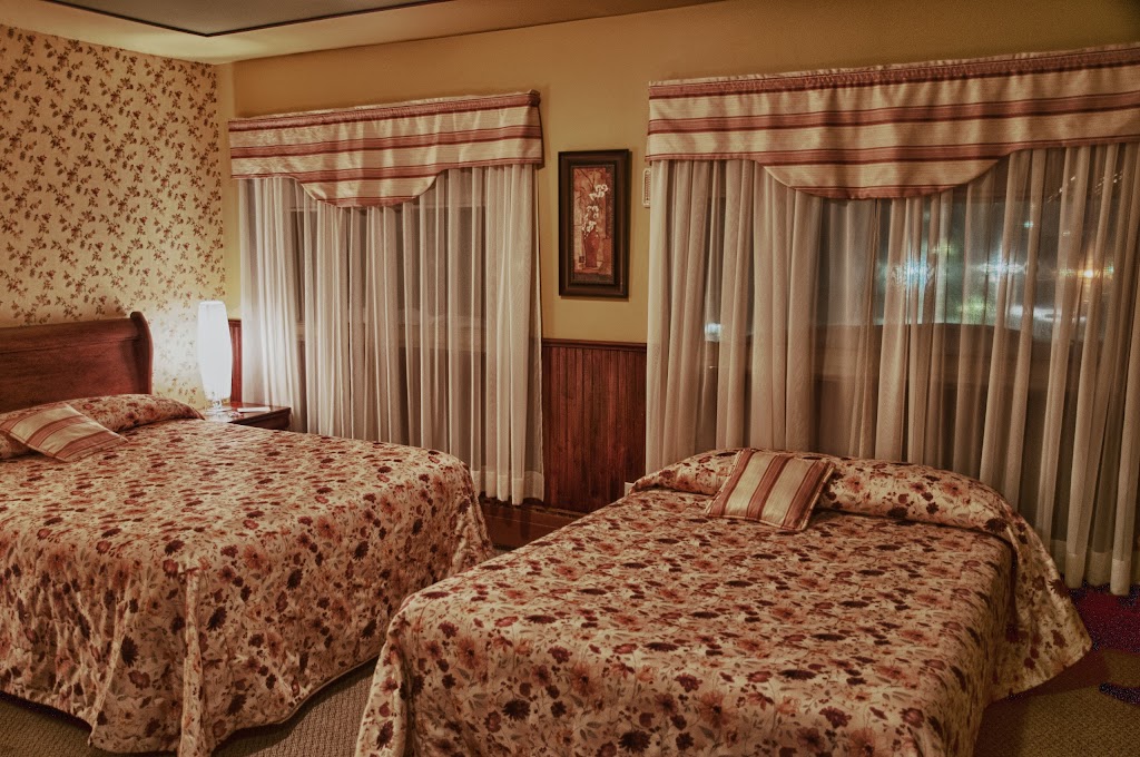 Hôtel Plaza | 1042 Av. du Port, La Baie, QC G7B 1W1, Canada | Phone: (418) 544-2345