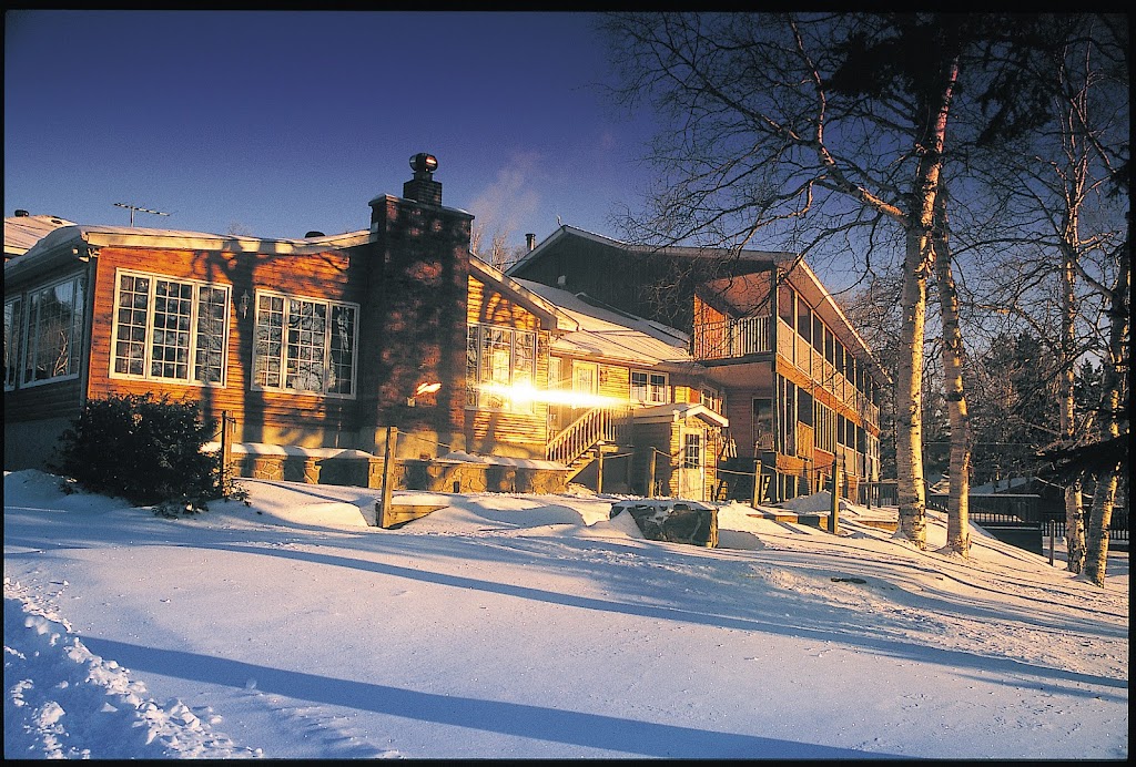 Couples Resort | 139 Galeairy Lake Rd, Whitney, ON K0J 2M0, Canada | Phone: (866) 202-1179