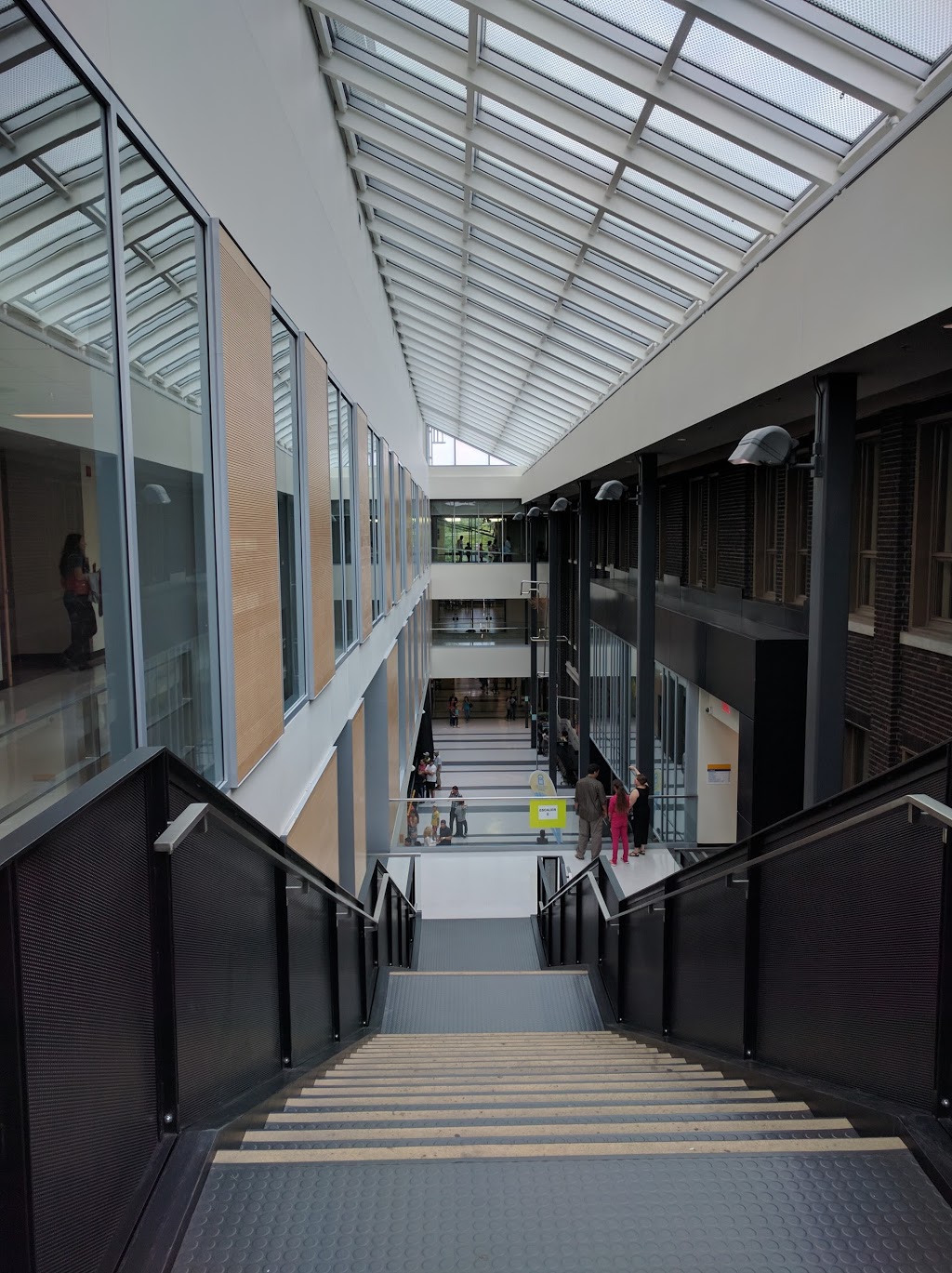 Collège Saint-Louis | 275 36e Av, Lachine, QC H8T 3G3, Canada | Phone: (514) 855-4198
