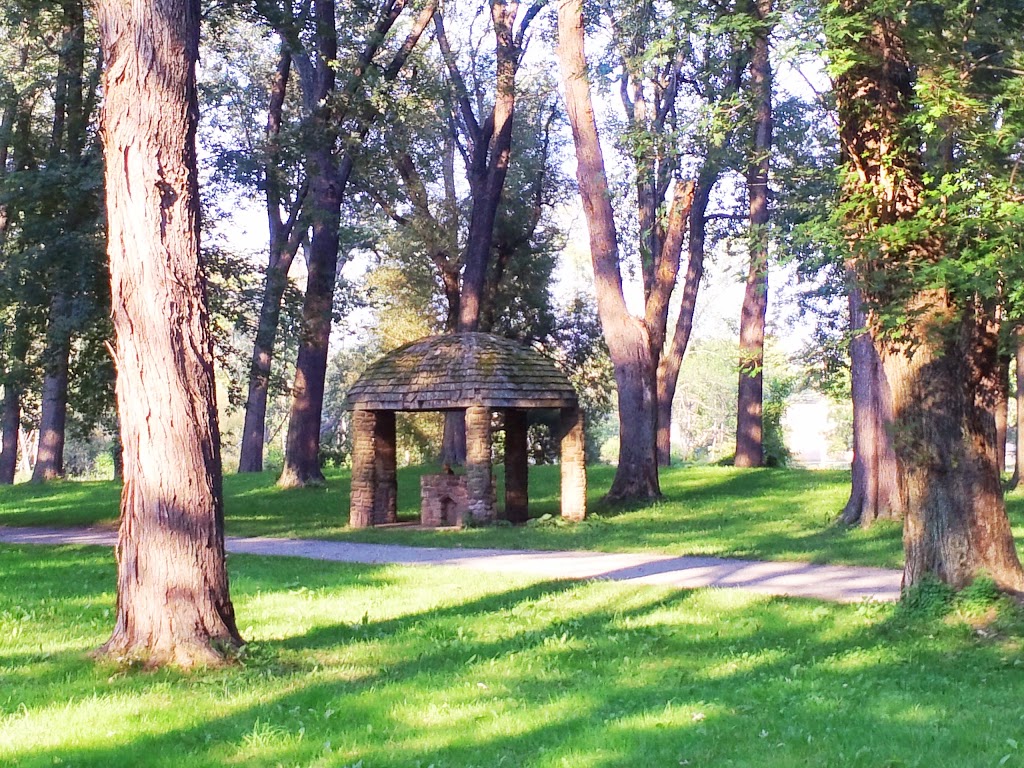 Dog Walking Island | 52 14150, 60 Creekside Dr, Tonawanda, NY 14150, USA