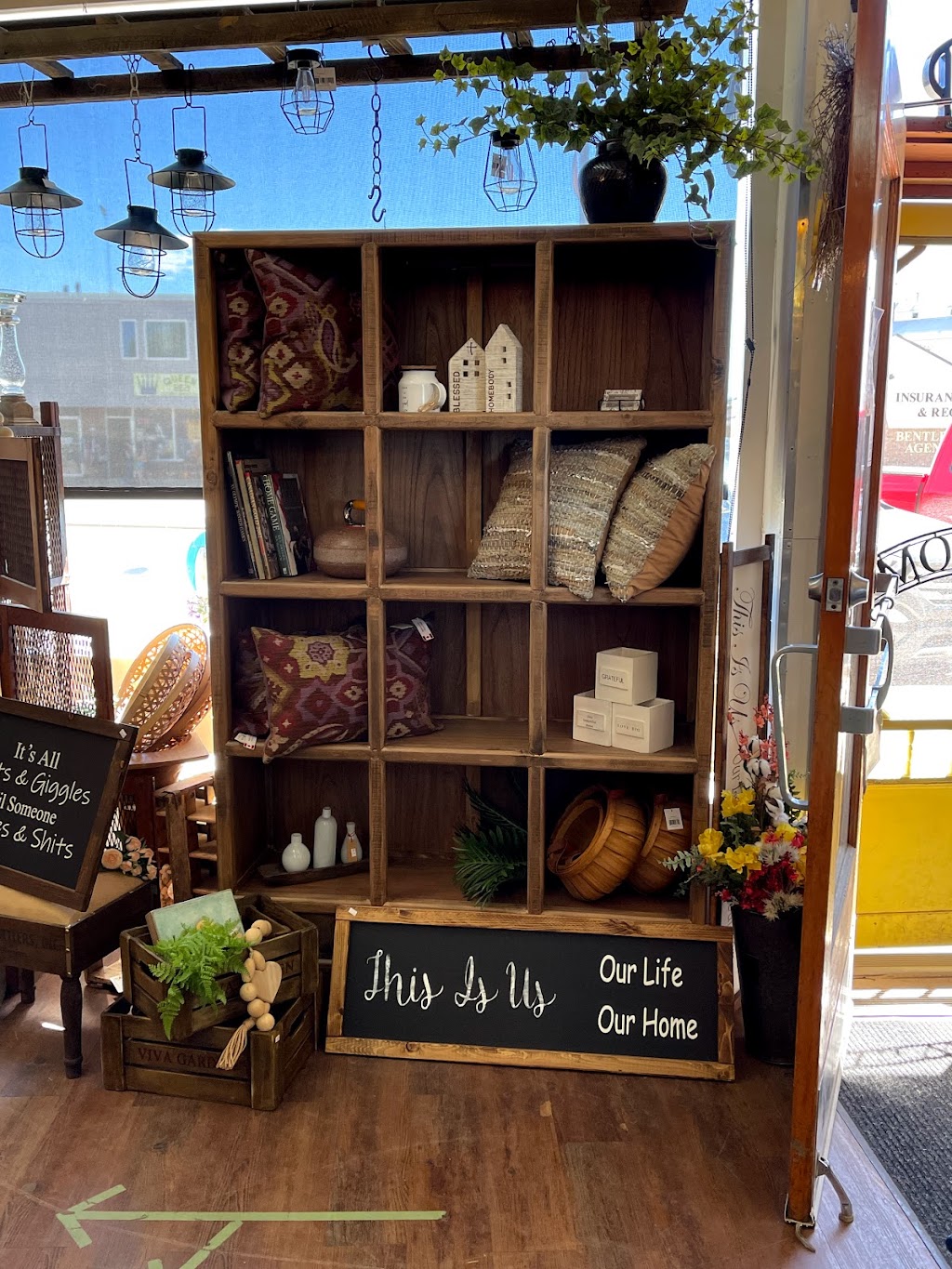 Merrys Mercantile (Formerly Past Connections Emporium) | 5014 50 Ave, Bentley, AB T0C 0J0, Canada | Phone: (403) 658-2300