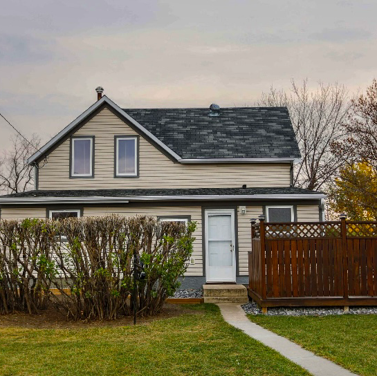 Remax Real Estate Lethbridge (Claresholm) Charlotte Chartrand | 107 50 Ave W, Claresholm, AB T0L 0T0, Canada | Phone: (403) 625-0744