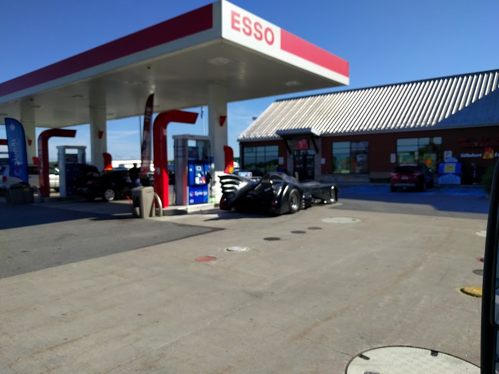 ESSO COUCHE-TARD | 100 Autoroute 20, Rivière-Beaudette, QC J0P 1R0, Canada | Phone: (450) 269-2966