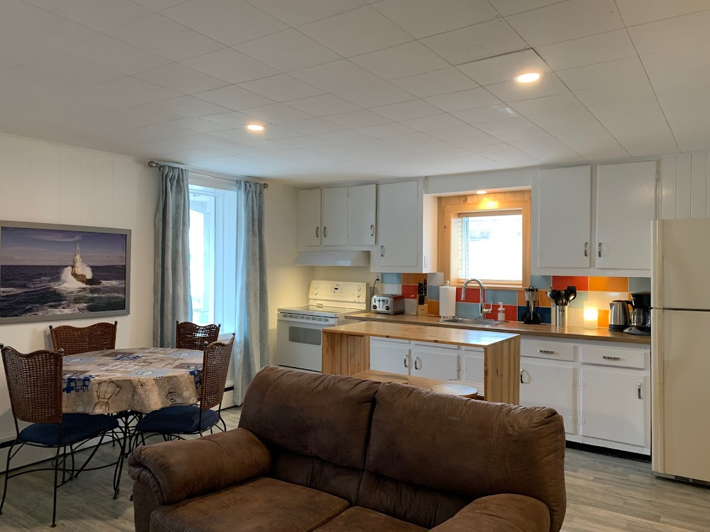 Maison Charles Edmond | 54 Rue Principale, Grandes-Bergeronnes, QC G0T 1G0, Canada | Phone: (418) 955-1264