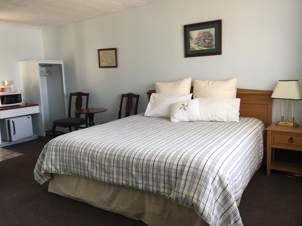 LAKESIDE INN | 86 Creighton St S, Orillia, ON L3V 1B2, Canada | Phone: (705) 325-2514