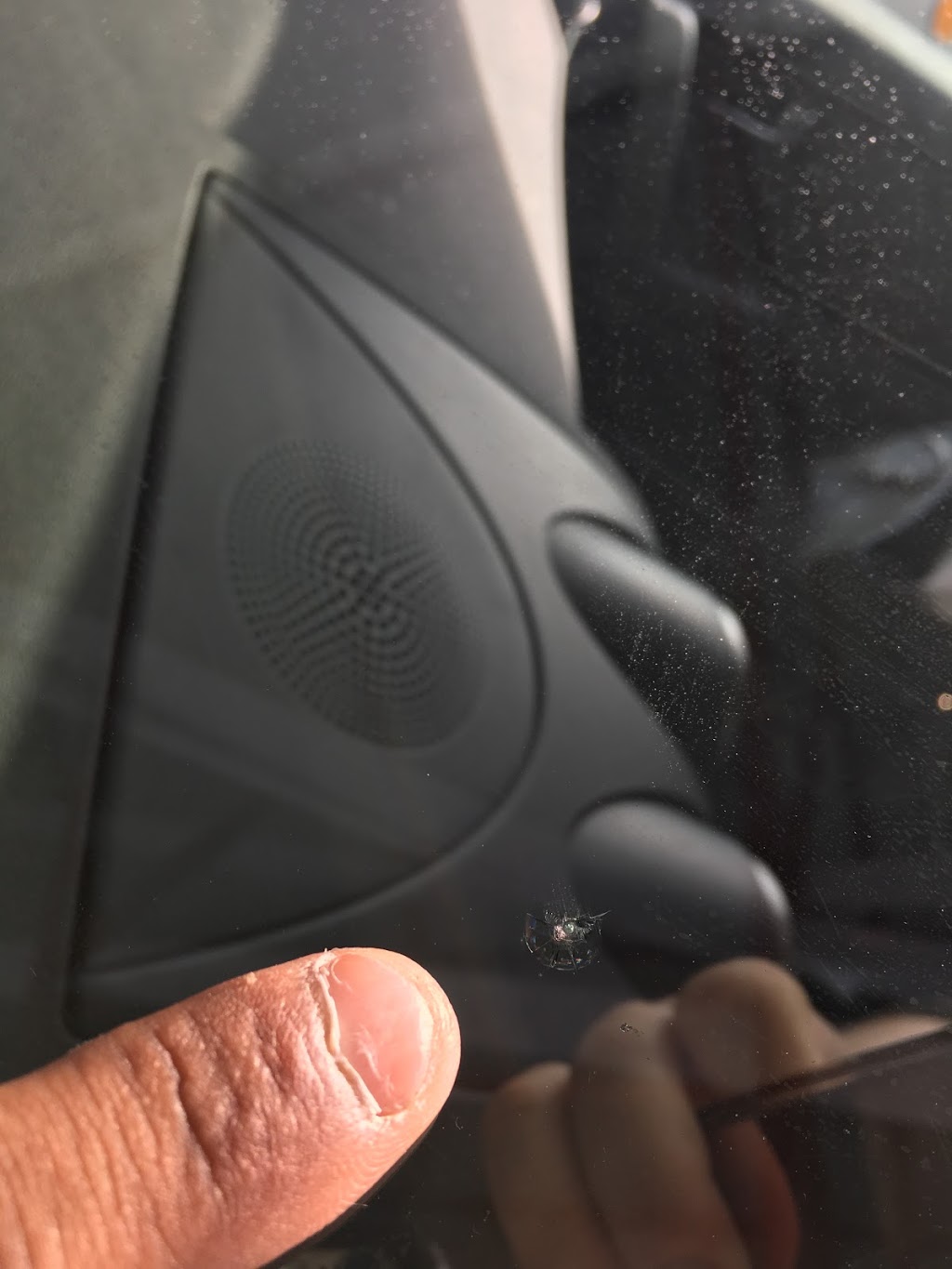 AutoGlass Hut | 11720 Yonge St, Richmond Hill, ON L4E 0K4, Canada | Phone: (647) 802-7140