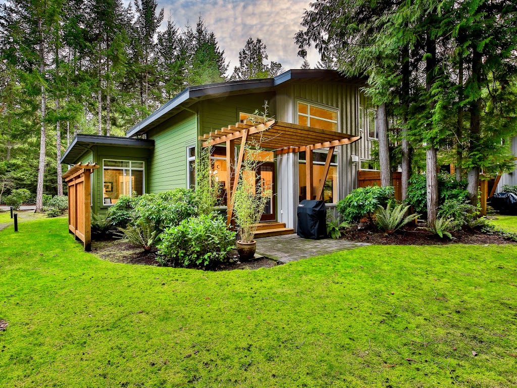 Beachwalk Guesthouse | 1059 Tanglewood Pl, Parksville, BC V9P 2V5, Canada | Phone: (204) 534-0812
