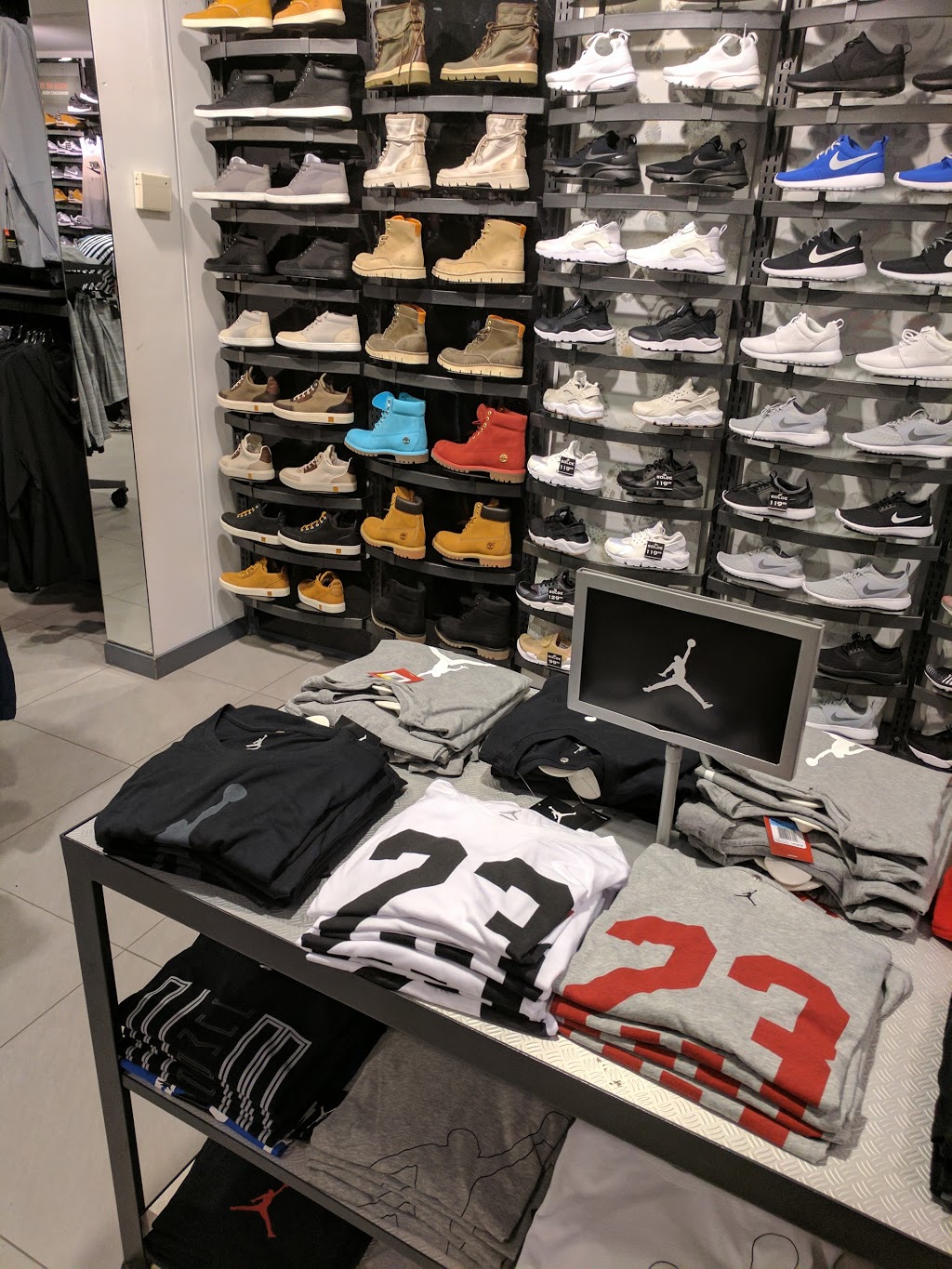 Foot Locker | 7999 Blvd Gal D Anjou Ste K008 Ville D, Anjou, QC H1M 1W9, Canada | Phone: (514) 352-2321
