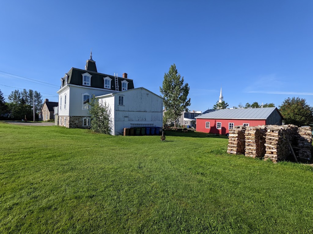 La base de lit - Café de village | 2409 Rte. du Fleuve, Les Éboulements, QC G0A 2M0, Canada | Phone: (418) 998-4726