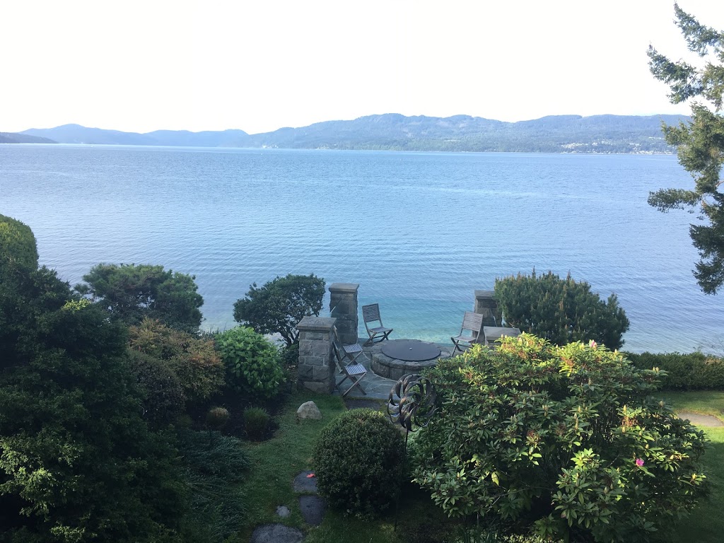 North Saanich Oceanside Lodge - EMR Vacation Rentals | 279 Coal Point Ln, North Saanich, BC V8L 5P1, Canada | Phone: (250) 483-6790