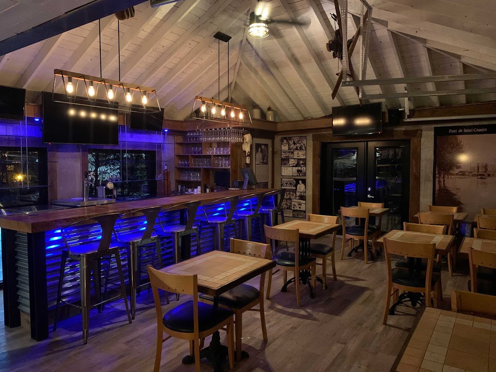 Le Burton | 1004 Rue Notre Dame, Saint-Césaire, QC J0L 1T0, Canada | Phone: (450) 830-0909