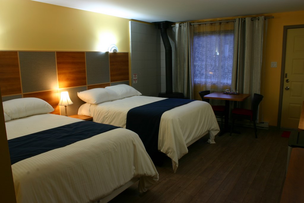 Motel des Pentes et Suites | 12 Av. Lanning, Saint-Sauveur, QC J0R 1R6, Canada | Phone: (450) 227-5351