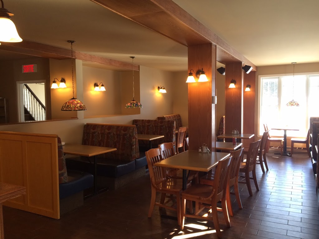 Auberge Chez Zacharie | 101 Rue Commerciale, Rivière-à-Pierre, QC G0A 3A0, Canada | Phone: (418) 654-5002
