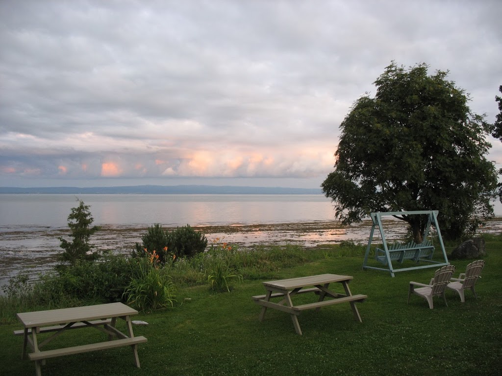 Motel La Baleine | 274 Chemin de la Baleine, La Baleine, QC G0A 2A0, Canada | Phone: (418) 438-2453