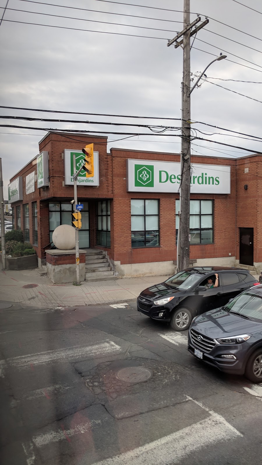 Caisse Desjardins Montfort Service Center | 520 St Laurent Blvd, Ottawa, ON K1K 4N1, Canada | Phone: (613) 241-1316