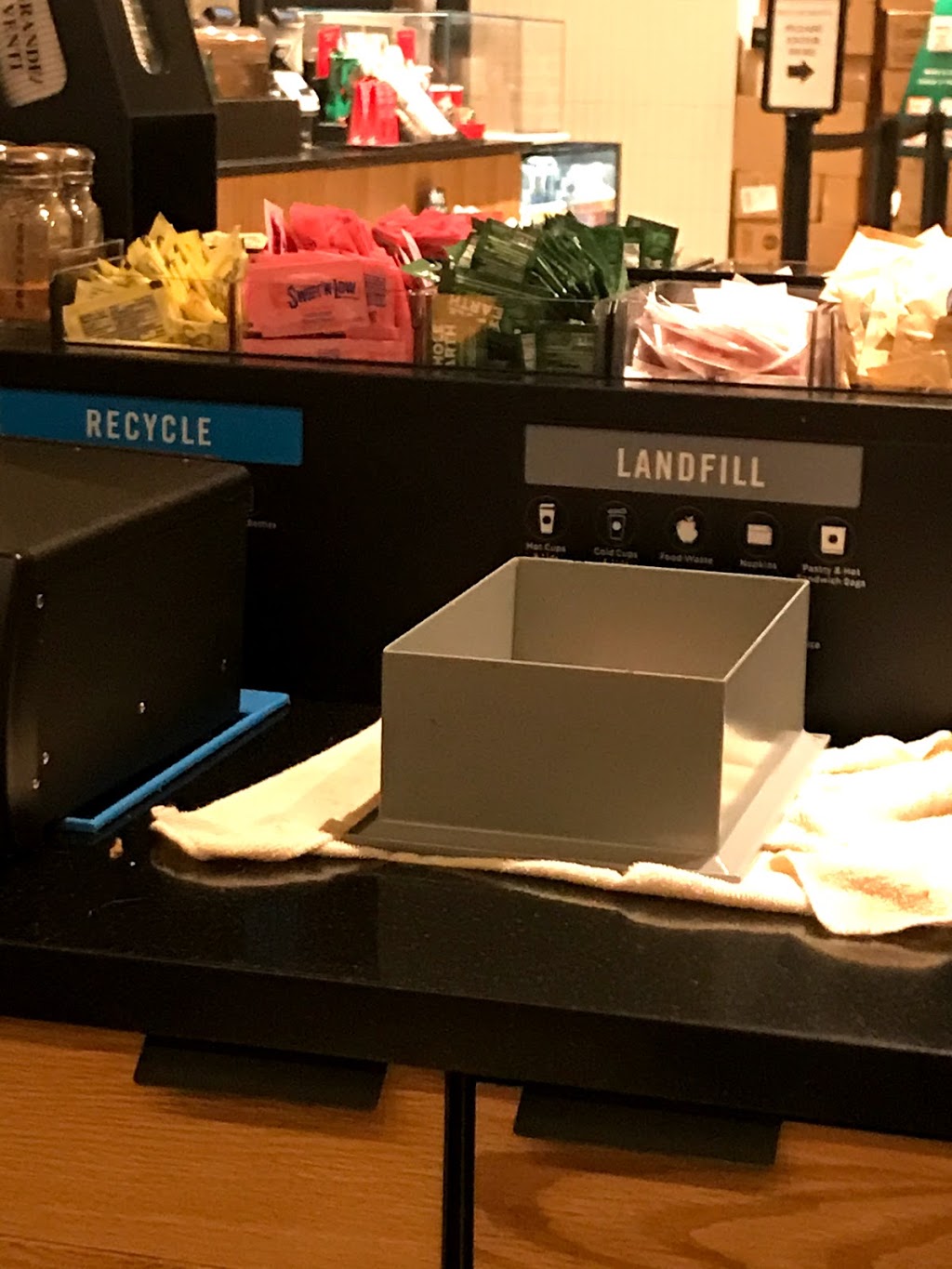 Starbucks | 13081 Yonge St, Richmond Hill, ON L4E 3M2, Canada | Phone: (647) 241-0246
