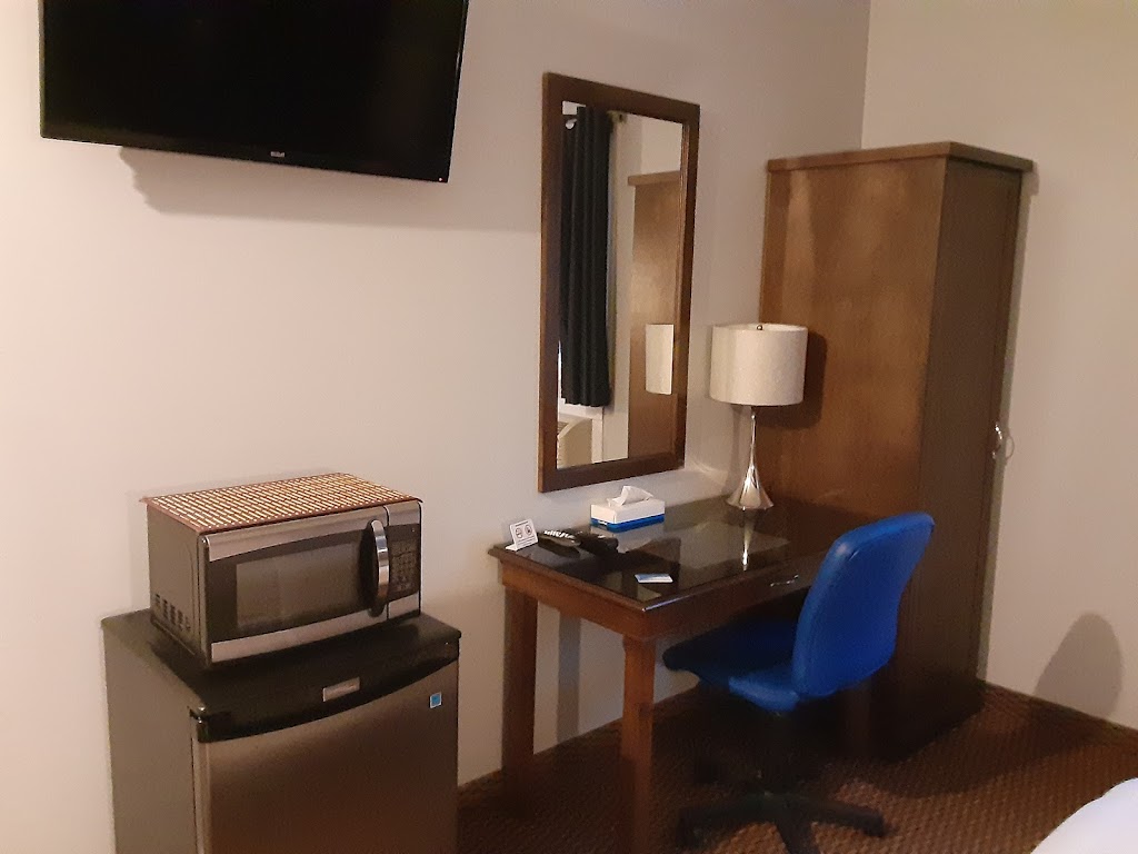 Travellers Motel & Restaurant | 740 9th Ave E, Owen Sound, ON N4K 3E5, Canada | Phone: (519) 376-2680