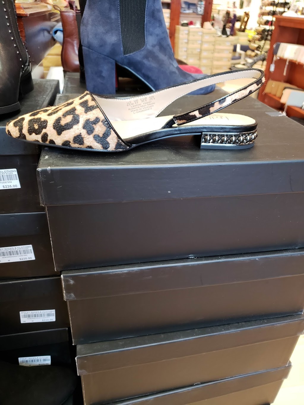 Bigley Shoes & Clothing | 39 Bolton St, Bobcaygeon, ON K0M 1A0, Canada | Phone: (705) 738-2522