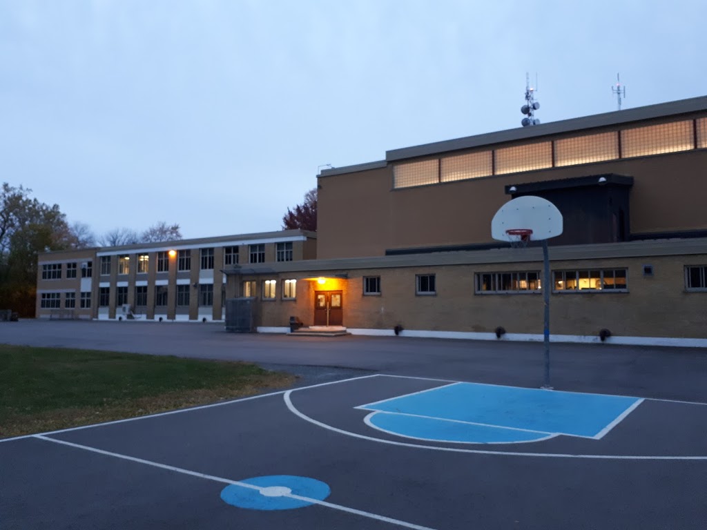 School Secondary Saint-Georges | 300 Rue Sainte-Anne, Senneville, QC H9X 3P7, Canada | Phone: (514) 855-4241