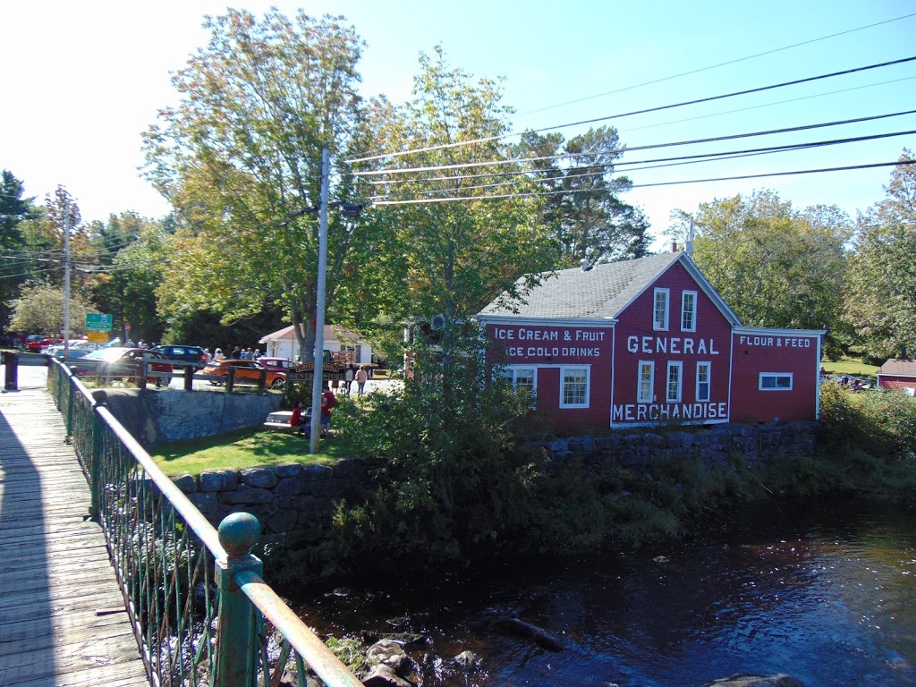 Riverbank General Store and Cafe | 8 Medway River Rd, Mill Village, NS B0J 2H0, Canada | Phone: (902) 677-2013