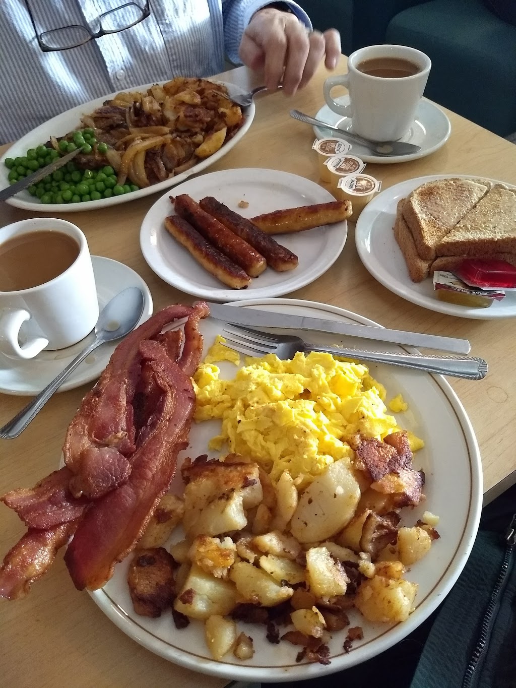 Teds Restaurant | 404 Old Kingston Rd, Scarborough, ON M1C 1B6, Canada | Phone: (416) 282-2204