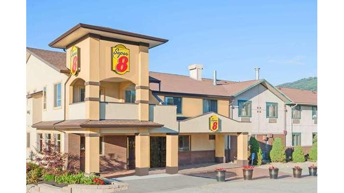Super 8 by Wyndham Salmon Arm | 2901 10th Ave NE, Salmon Arm, BC V1E 2S3, Canada | Phone: (866) 469-0121