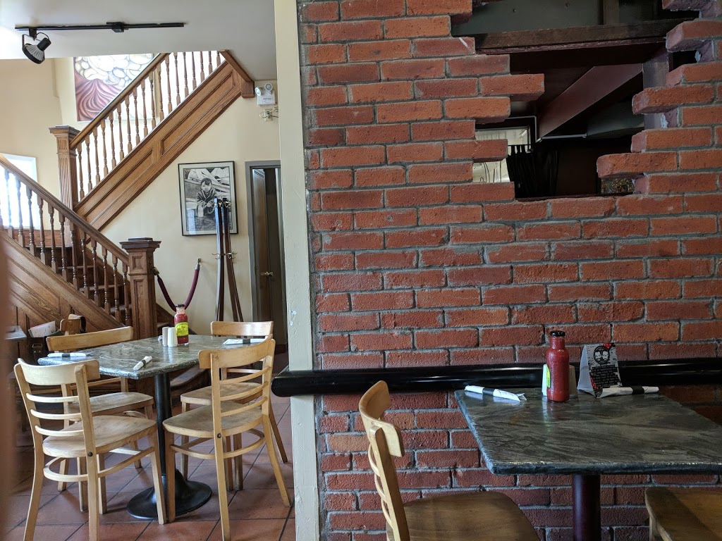 Bubis Awesome Eats | 620 University Ave W, Windsor, ON N9A 5R5, Canada | Phone: (519) 252-2001