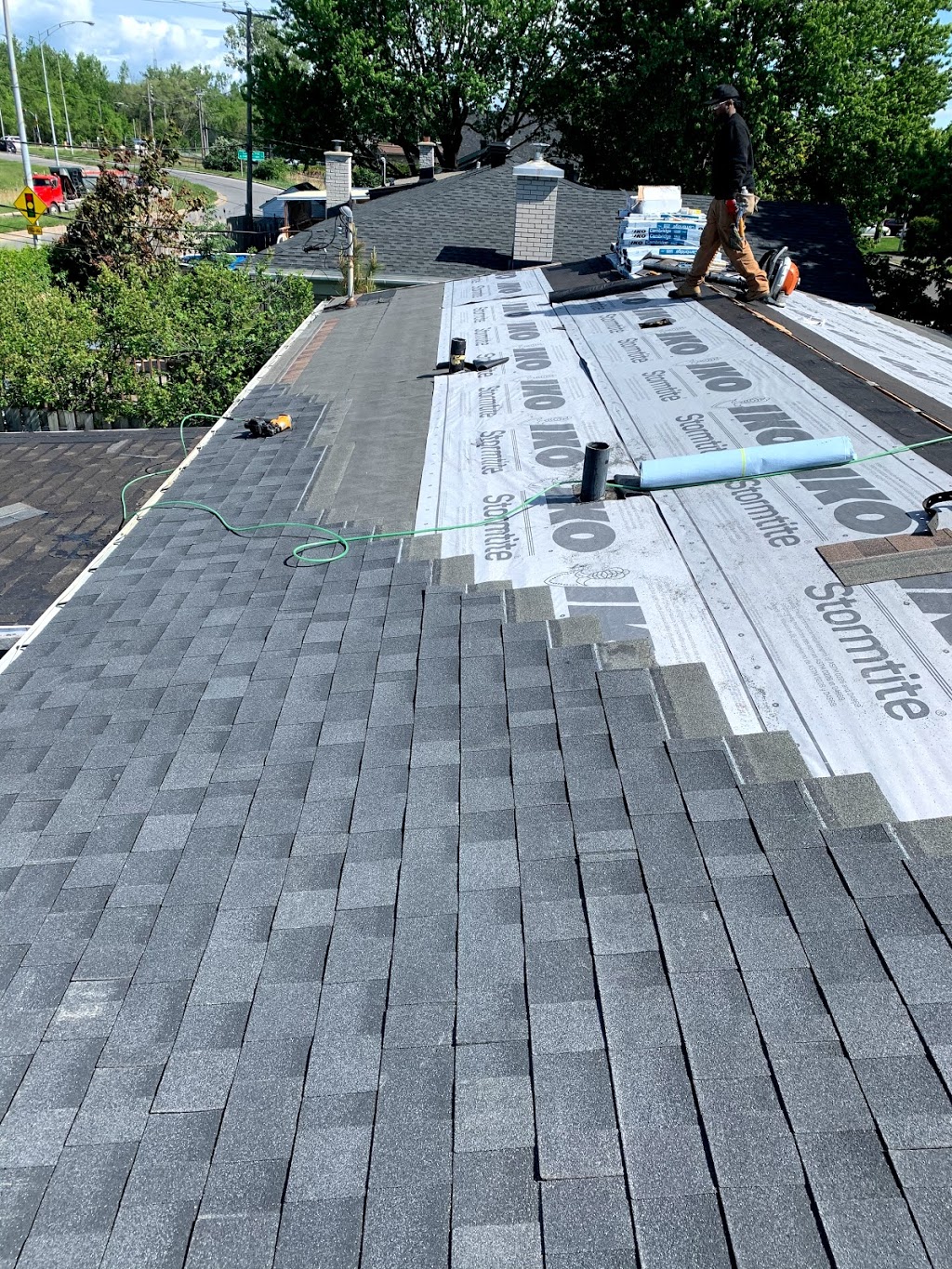 #1 Montreal Roofers | 153 Avenue de Georgia Crescent, Pointe-Claire, QC H9R 3Y1, Canada | Phone: (514) 663-6345