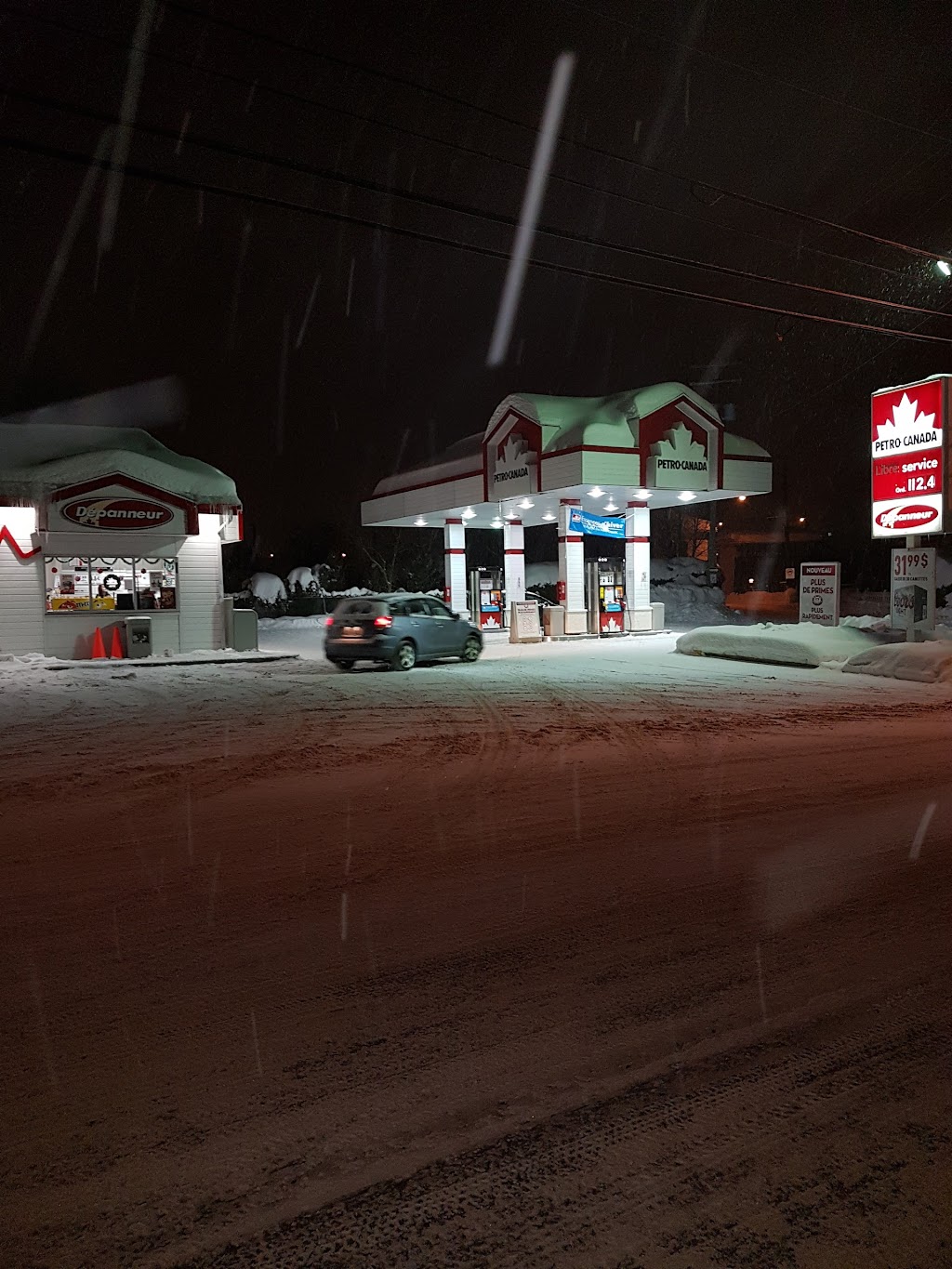 Petro-Canada et Lave-Auto | 101 Rue St Jean Baptiste, Baie-Saint-Paul, QC G3Z 1M7, Canada | Phone: (418) 435-3278