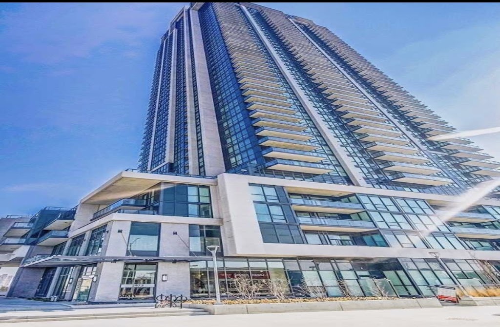 Izza khan | Real Estate Agent Mississauga | 3533 Eglinton Ave W, Mississauga, ON L5M 7T3, Canada | Phone: (647) 894-4992