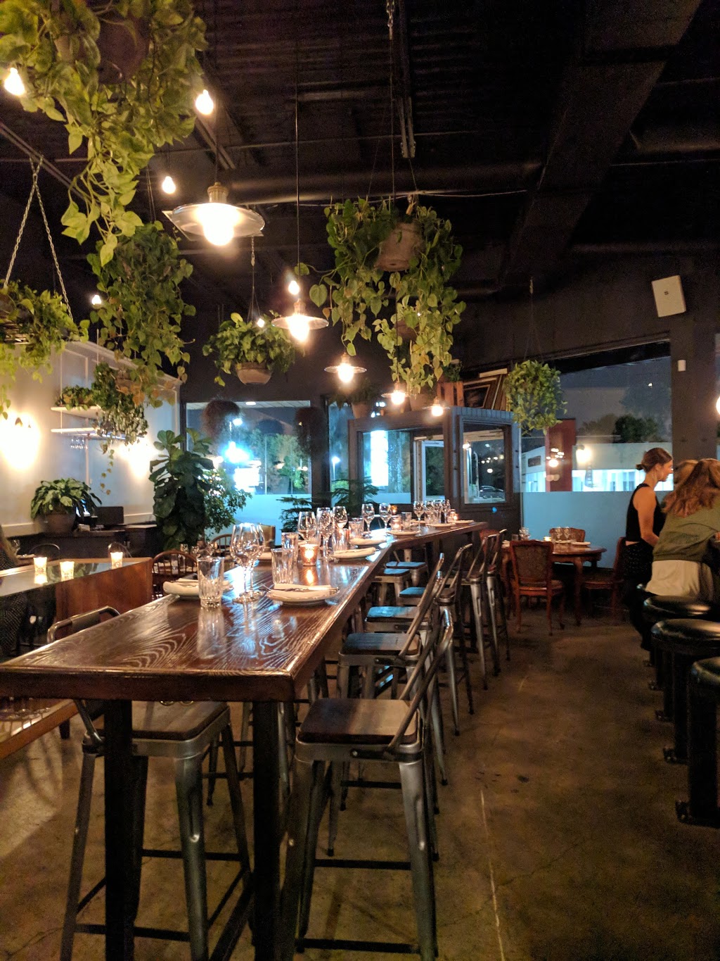 Oregon Bar à vin | 241 Boulevard Curé-Labelle, Sainte-Rose, QC H7L 2Z9, Canada | Phone: (579) 641-1414