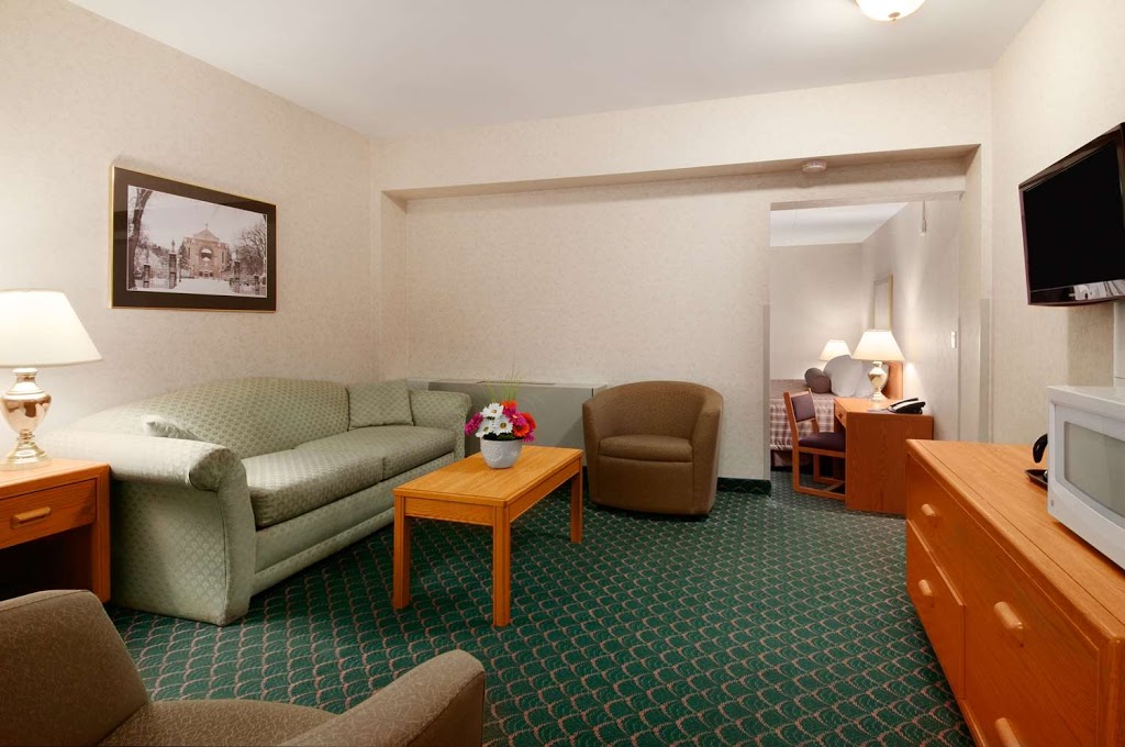 Travelodge by Wyndham Winnipeg East | 20 Alpine Ave, Winnipeg, MB R2M 0Y5, Canada | Phone: (204) 255-6000
