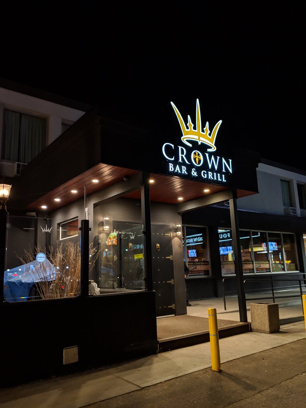 Four Crowns Restaurant & Bar | 1030 McPhillips St, Winnipeg, MB R2X 2K7, Canada | Phone: (204) 589-7314