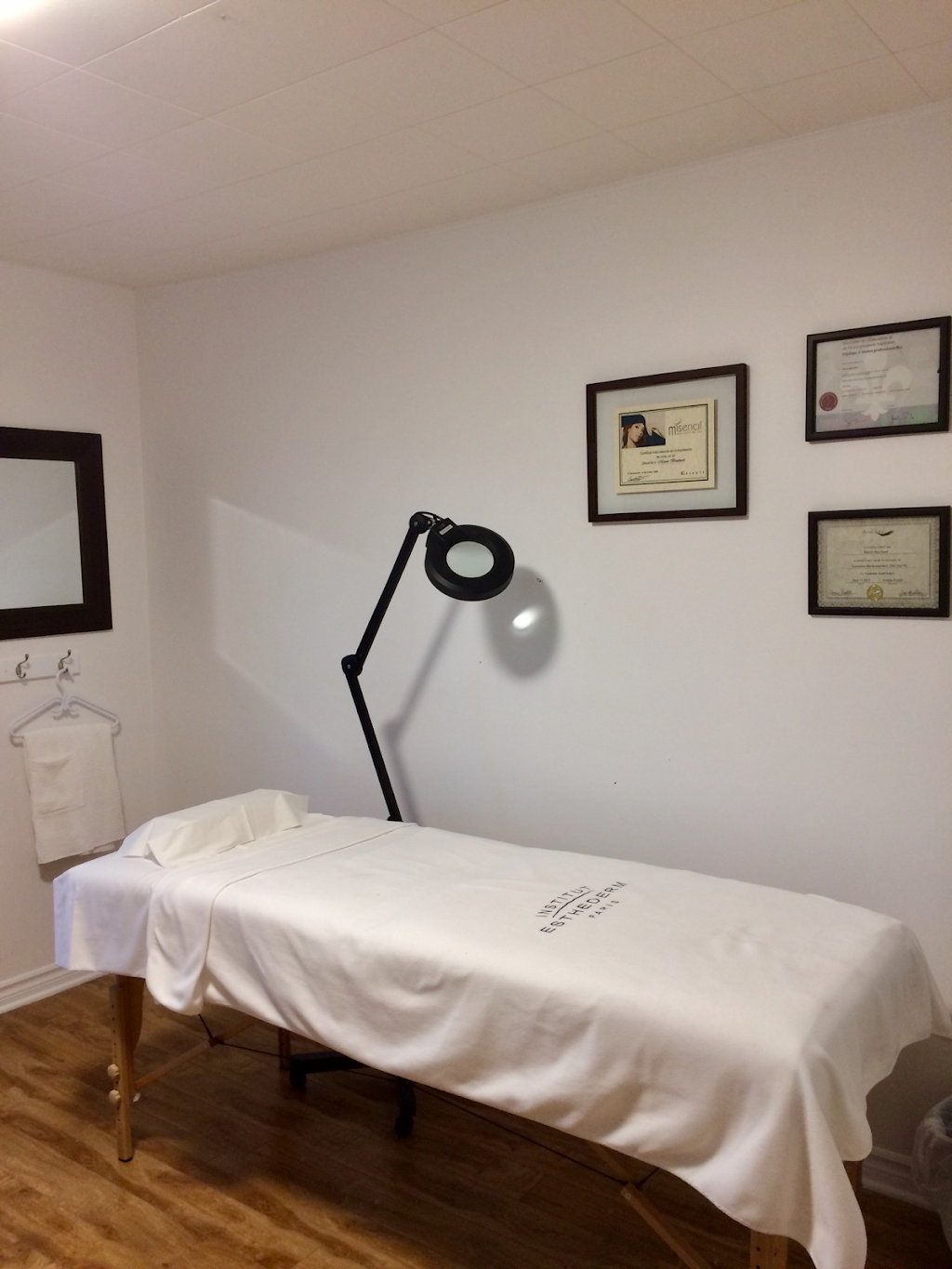 Esthétique Création Beauté | 66 Rue des Carrières, Chambly, QC J3L 2H6, Canada | Phone: (450) 982-1336