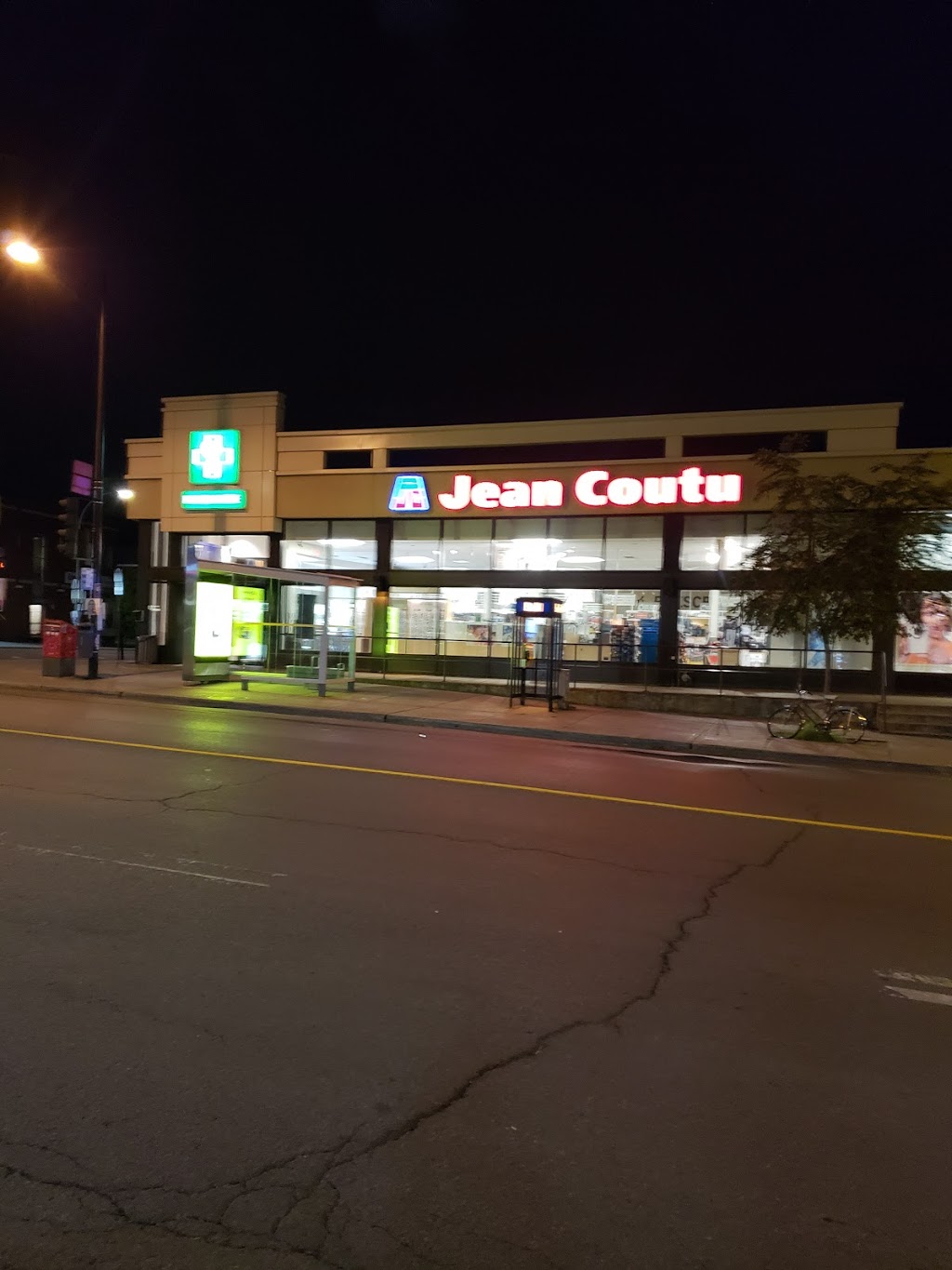ESSO COUCHE-TARD | 145 Rue Principale E, Sainte-Agathe-des-Monts, QC J8C 1K2, Canada | Phone: (819) 326-1015