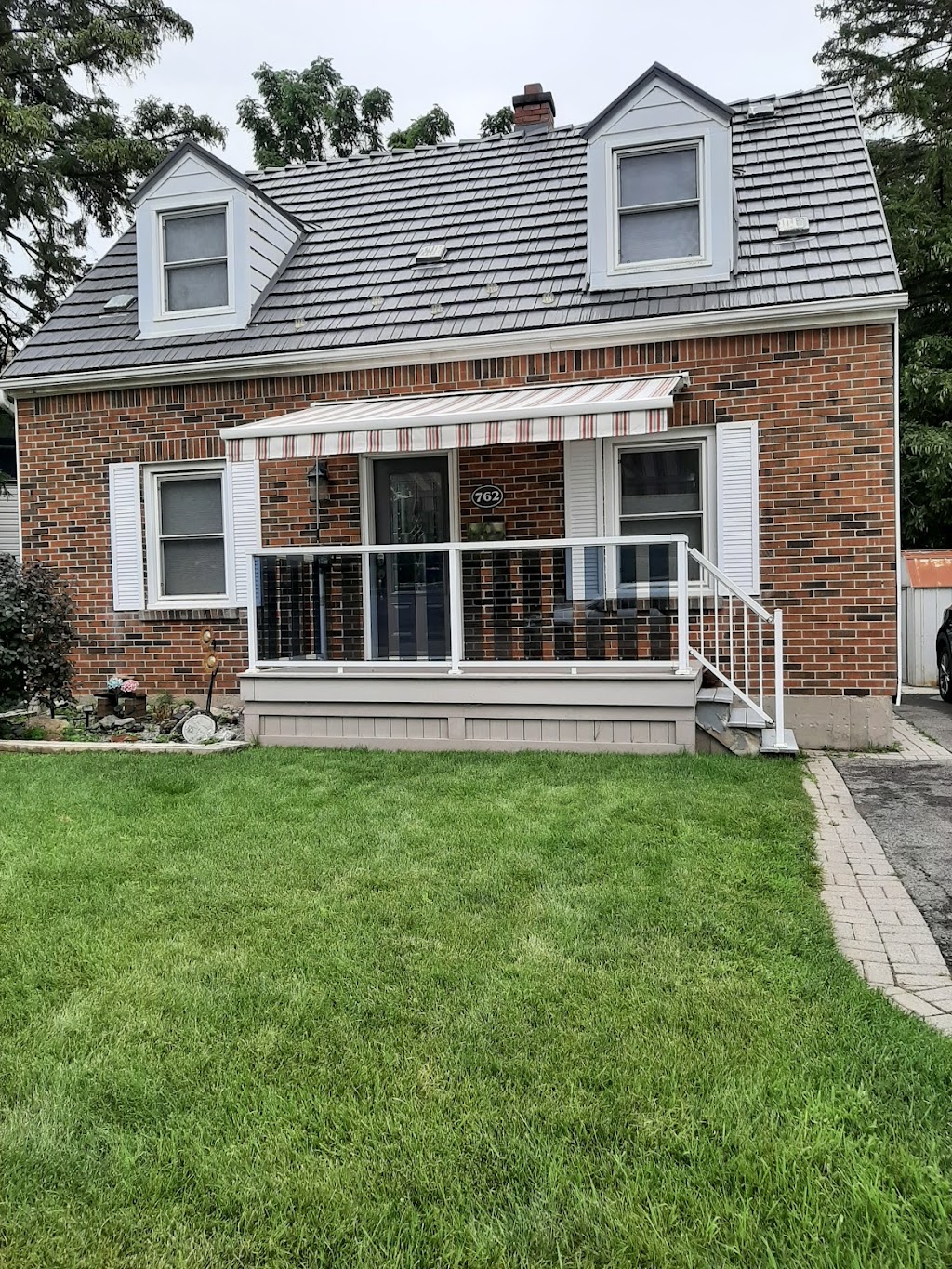Lester Awnings | 1582 Chemong Rd, Peterborough, ON K9J 6X2, Canada | Phone: (705) 742-5405