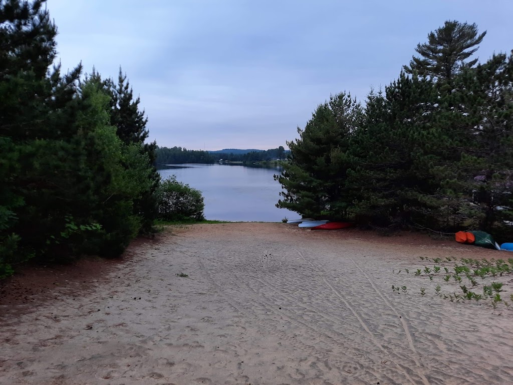 Plage privée - Les Chalets Double K | 172 Av du Lac-à-la-Perchaude, Saint-Alexis-des-Monts, QC J0K 1V0, Canada | Phone: (819) 995-4879
