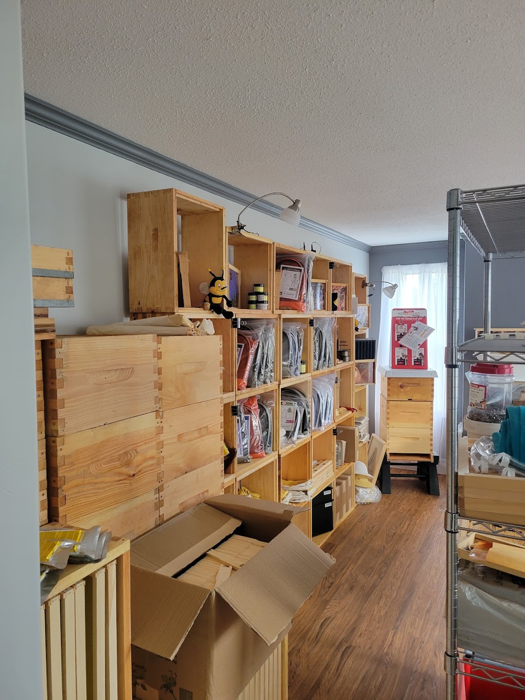 Flying Dutchman Apiaries | 1958 Alberni Hwy, Coombs, BC V0R 1M0, Canada | Phone: (250) 954-1717