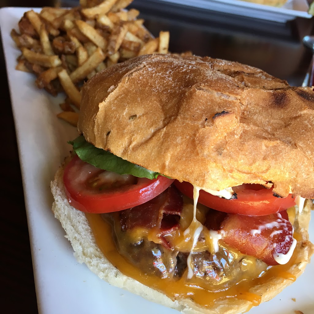 Petit Bills Bistro | 1293 Wellington St W, Ottawa, ON K1Y 3B1, Canada | Phone: (613) 729-2500