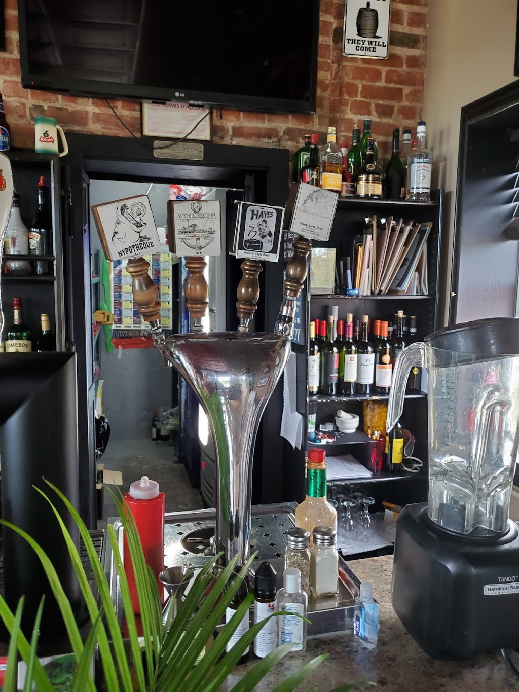LAncienne Banque - Restaurant & Brewpub | 76 Rue Saint-Jacques, Chapeau, QC J0X 1M0, Canada | Phone: (819) 689-2265