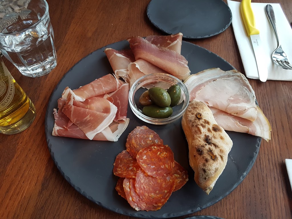 N° 900 pizzeria | 540 Promenade Du Centropolis, Laval, QC H7T 3C2, Canada | Phone: (450) 973-0947
