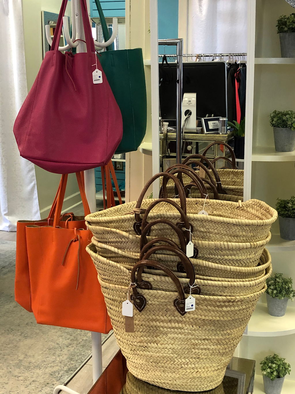 A La Mode Consignment Upscale Resale Boutique | 1507 Wilmot Pl, Victoria, BC V8R 5S4, Canada | Phone: (250) 592-1116