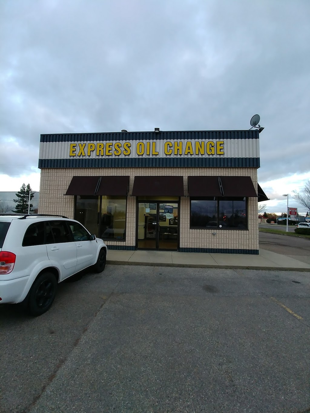 Lube City | 15530 111 Ave NW, Edmonton, AB T5M 2R4, Canada | Phone: (855) 642-5823