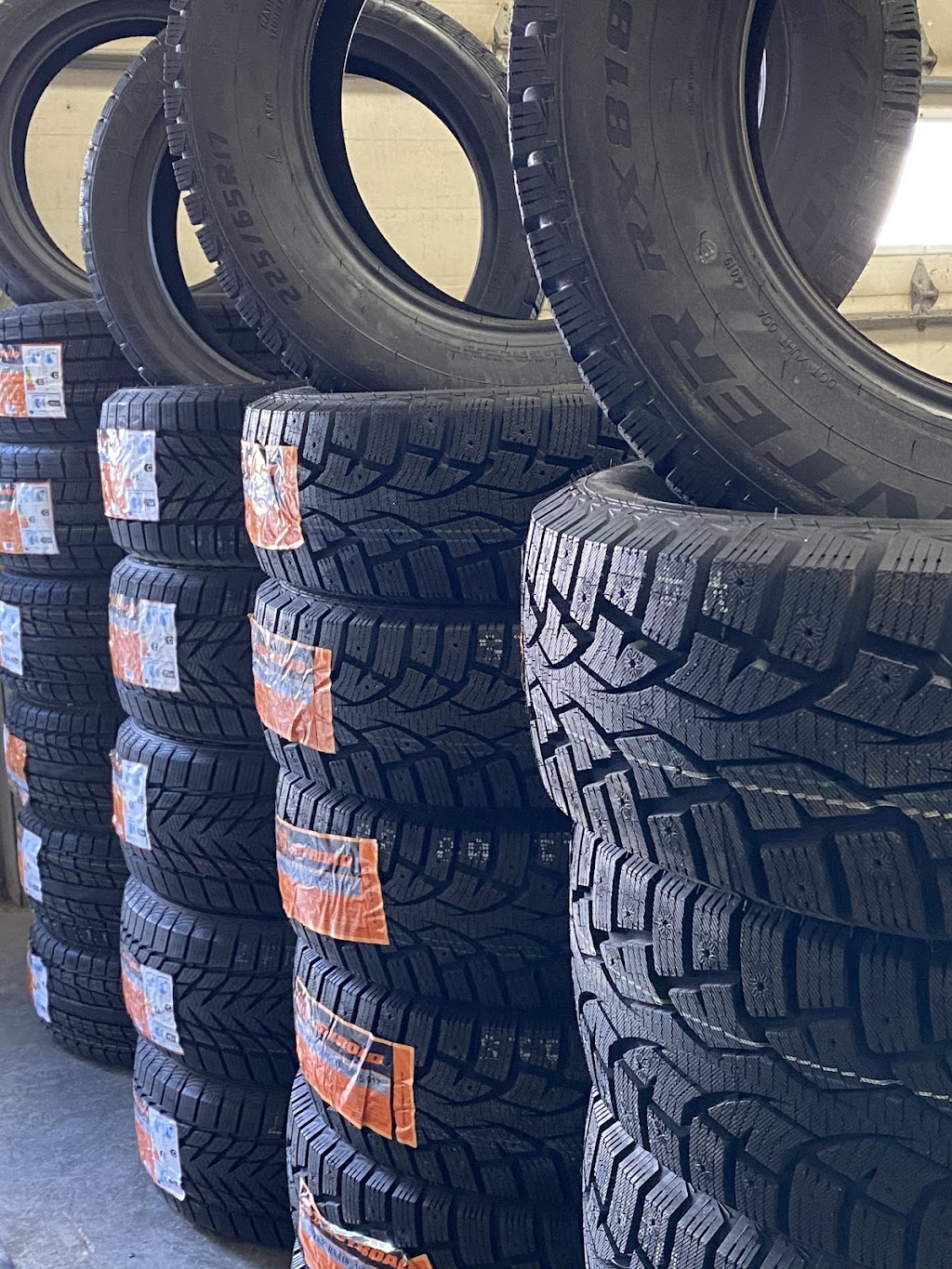 Pneu Bleu (Blue Tire) | 1556 Rue Jean-Lachaîne, Sainte-Catherine, QC J5C 1C2, Canada | Phone: (438) 926-3086
