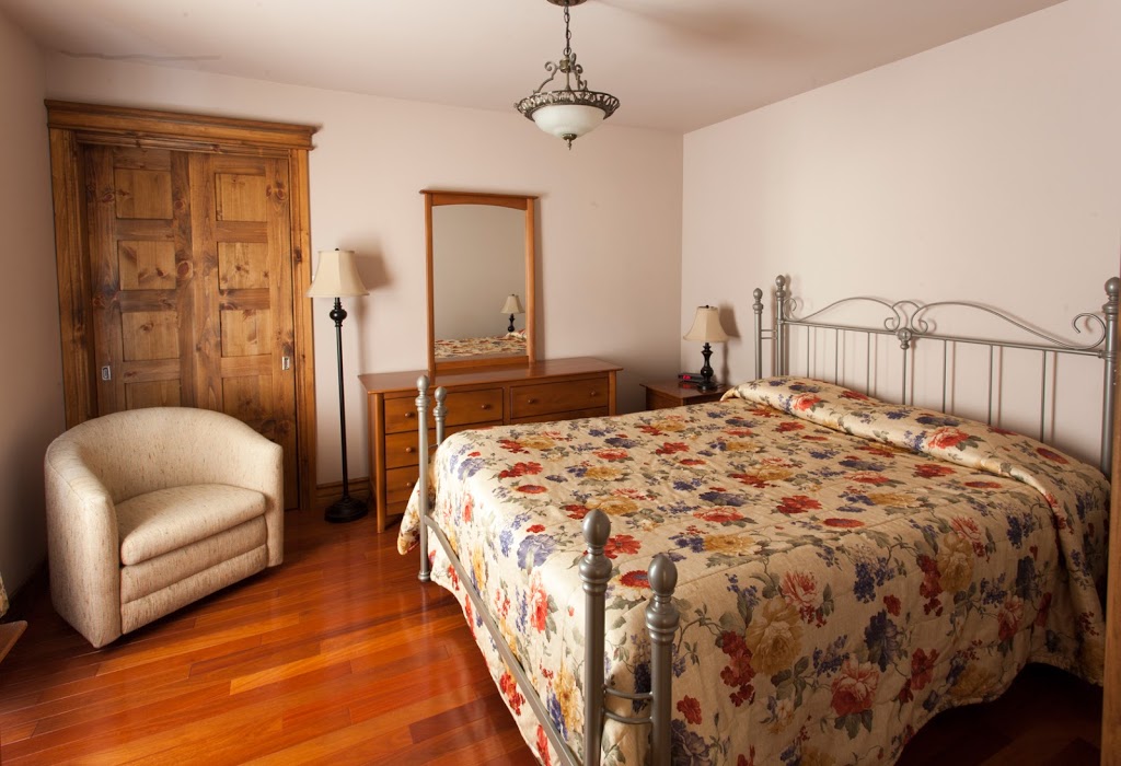Maison Le Béluga | 3422 Chemin des Coudriers, LIsle-aux-Coudres, QC G0A 1X0, Canada | Phone: (418) 438-2515