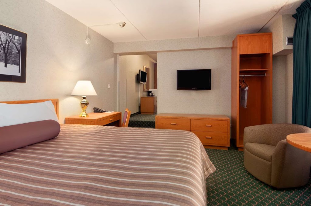 Travelodge by Wyndham Winnipeg East | 20 Alpine Ave, Winnipeg, MB R2M 0Y5, Canada | Phone: (204) 255-6000