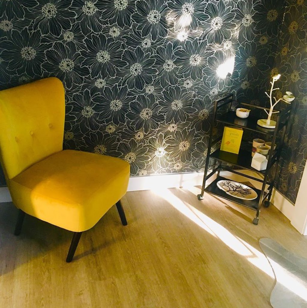 splitting hairs studio | 161 Waldron Ave, Okotoks, AB T1S 1E2, Canada | Phone: (587) 227-1173