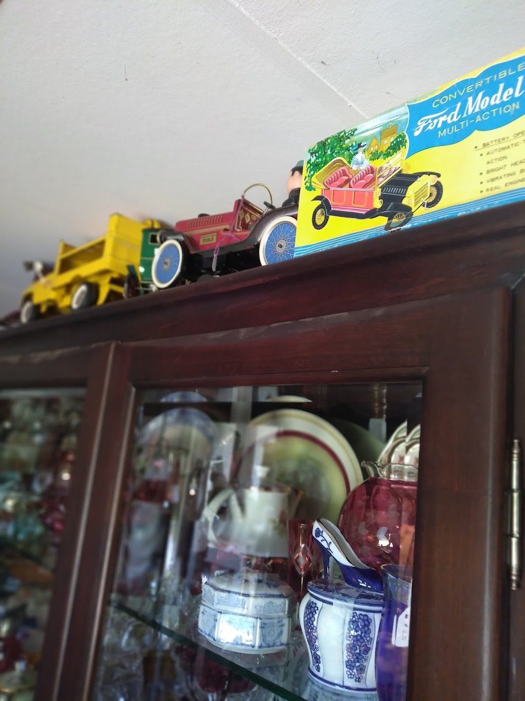 Black creek antiques and collectibles | 2357 Catherwood Rd, Black Creek, BC V9J 1J3, Canada | Phone: (250) 337-8403