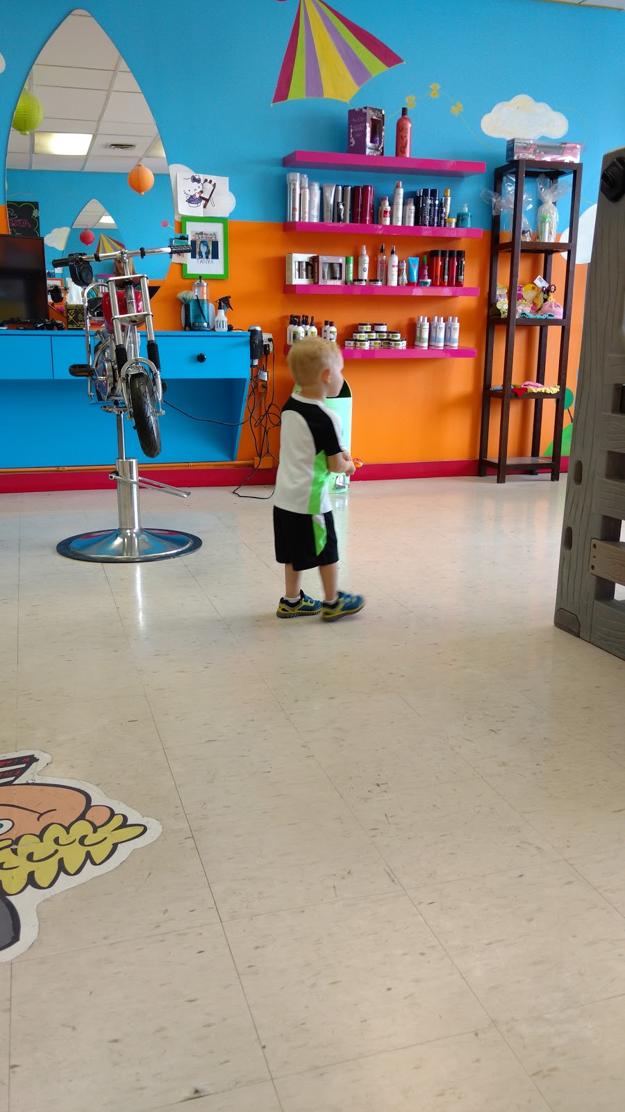 Max & Oskars Childrens Hair Studio | 317 Adelaide St S, London, ON N5Z 3L2, Canada | Phone: (519) 936-1890